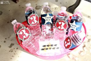 Botellas de aguas decoradas para la fiesta policia y bombero
