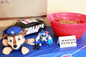 Fiesta cumpleaños con perro policia en el centro de mesa
